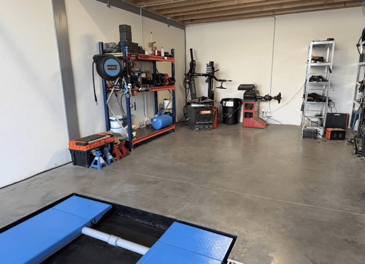 Umatex Garage workshop interior with professional equipment